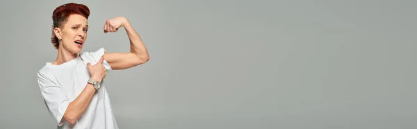 Gri Pankarttaki Kameraya Bakarken Zayıf Kaslarını Gösteren Beyaz Tişörtlü Ikili — Stok fotoğraf