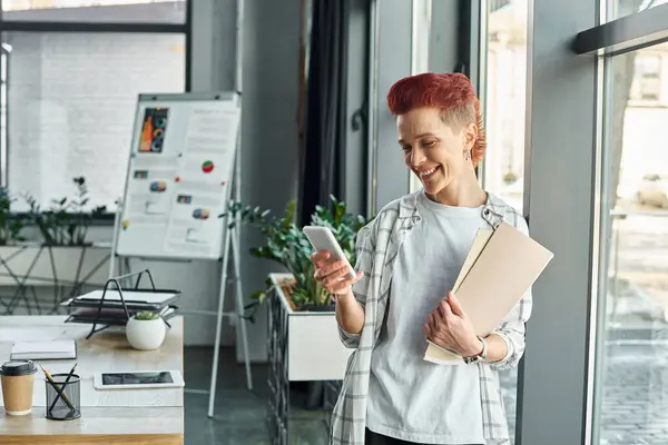 Happy Queer Person Casual Attire Standing Documents Office Messaging Smartphone — Stock Photo, Image