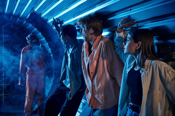 испуганные разнообразные друзья, стоящие в туннеле возле причудливых людей в противогазах, приключения в комнате квестов