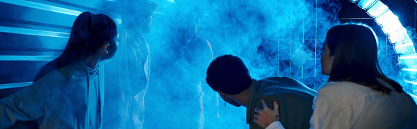 испуганные разнообразные друзья, стоящие в туннеле рядом с причудливыми людьми в противогазах, баннер комнаты квестов