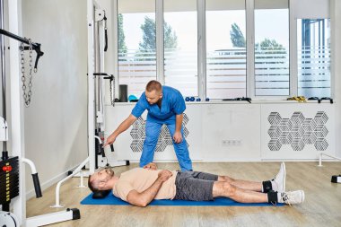 Kinesio Merkezi 'nde spor kıyafetleri eğitim veren profesyonel bir hekim.