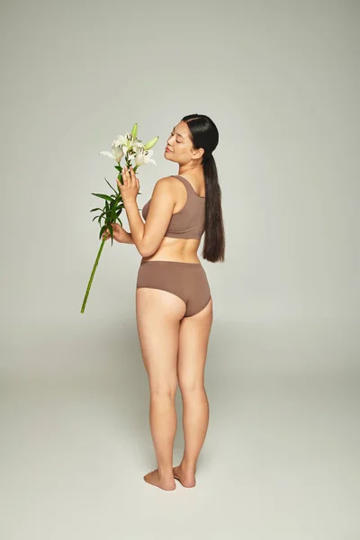 Morena Mujer Asiática Ropa Interior Pastel Sosteniendo Flores Mientras Está — Foto de Stock