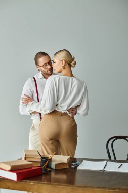 Gözlüklü yakışıklı sakallı adam çekici sevgilisine sarılıyor ve onu öpüyor. Seksi çift.