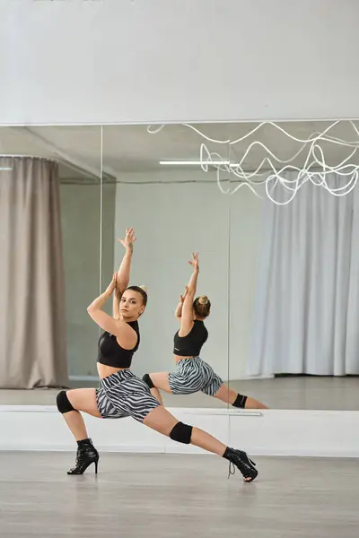 Una Bailarina Elegante Tacones Altos Encuentra Equilibrio Fuerza Coreografía Cerca — Foto de Stock