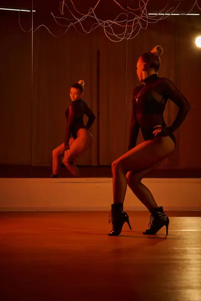 Χορεύτρια Μαύρο Κολάν Και Καλσόν Διασχίζει Σκηνή Επιδεικνύοντας Χορογραφία Της — Φωτογραφία Αρχείου