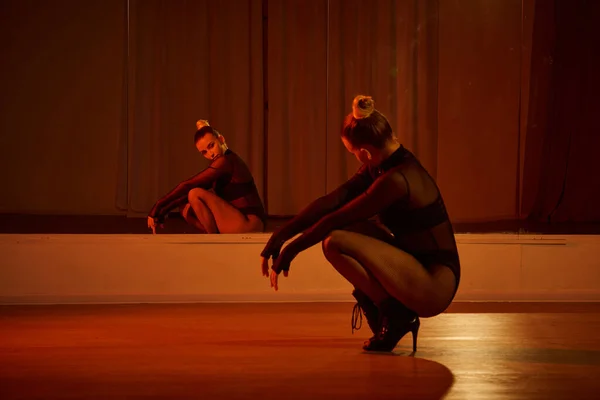 Χορεύτρια Αιχμαλωτίζει Κοινό Ρευστές Κινήσεις Της Καθώς Εκτελεί Μια Εκπληκτική — Φωτογραφία Αρχείου