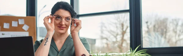 Mulher Deficiente Atraente Roupa Casual Com Tatuagem Óculos Olhando Para — Fotografia de Stock