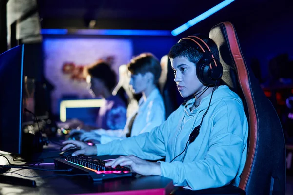 Focus Geconcentreerde Jonge Vrouw Spelen Spel Naast Diverse Vrouwelijke Vrienden — Stockfoto