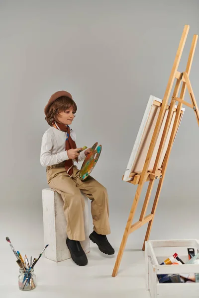 Happy Boy Explore Son Potentiel Créatif Artiste Béret Avec Palette — Photo