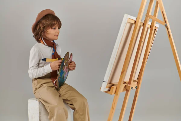 Heureux Garçon Explore Son Potentiel Créatif Enfant Béret Avec Palette — Photo