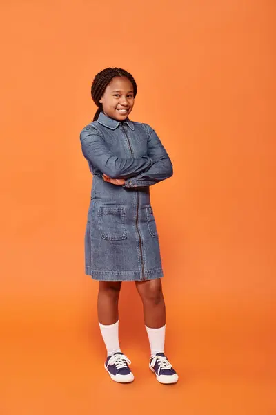 Plná Délka Šťastný Africký Americký Dívka Džínové Šaty Pózovat Složené — Stock fotografie