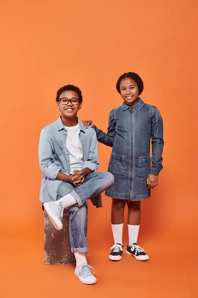 身着休闲装 头戴橙色背景服装的快乐的非洲裔美国儿童 — 图库照片