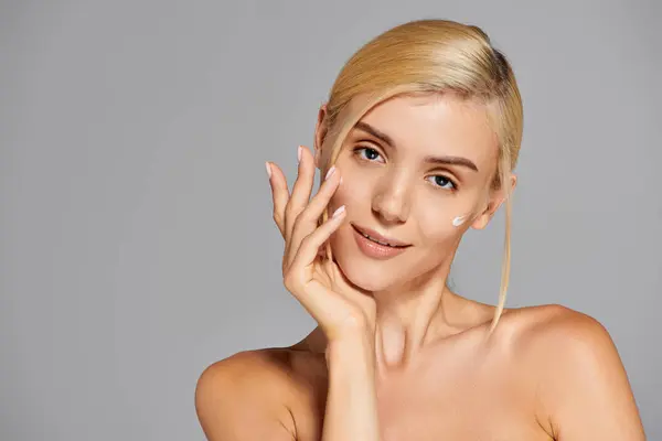 Séduisante Fille Blonde Application Ludique Crème Avec Regard Confiant Sur — Photo