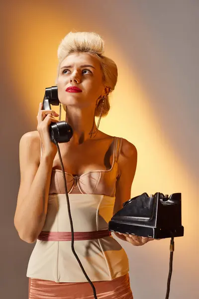 Недовольная Блондинка Красными Губами Разговаривает Ретро Телефону Сером Фоне — стоковое фото