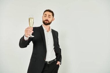 Şampanya kadehi ve gri Saint Valentines konseptinde el ele tutuşan kendinden emin zengin bir adam.