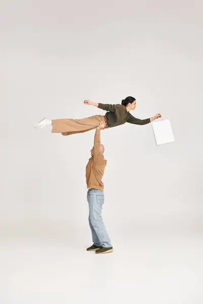 Acrobat Masculino Traje Casual Mujer Elevación Con Bolsa Compras Equilibrio — Foto de Stock