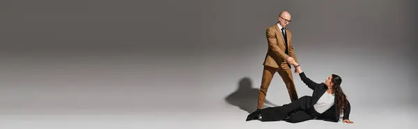 Hombre Mano Mujer Ropa Formal Mientras Realiza Movimiento Baile Estudio — Foto de Stock