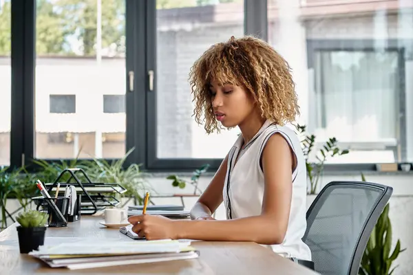 Νεαρή Αφροαμερικανίδα Επιχειρηματίας Σγουρά Μαλλιά Κάθεται Στο Γραφείο Της Και — Φωτογραφία Αρχείου