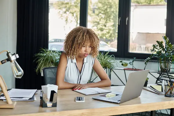 非洲裔美国女商人在现代办公室的视频通话中正在看笔记本电脑 工作日 — 图库照片