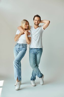 Bir kamera için poz verirken cazibe ve cazibe saçan şık bir adam ve bir kadın..