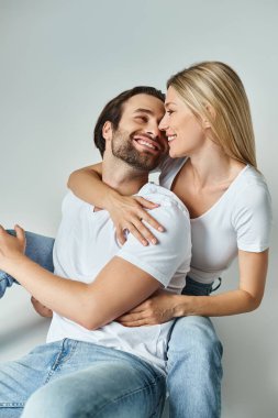 Bir erkek ve bir kadın birbirlerine kenetlenmiş, yakın oturmuşlar, iki kalp arasındaki tutkulu bağı somutlaştırmışlar..