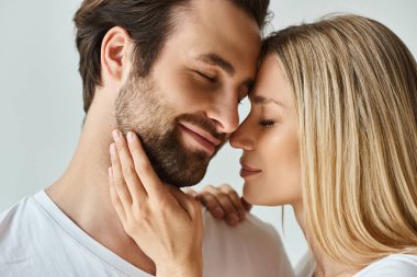 Romantik bir kucaklaşmaya derinden bağlı seksi bir çift, yakınlıkları aracılığıyla sevgi ve yakınlığı ifade ediyorlar.