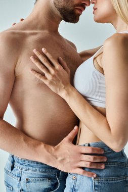 Bir erkek ve bir kadın derin bir sevgi ve bağlılık gösteren şehvetli bir kucaklaşma içinde.