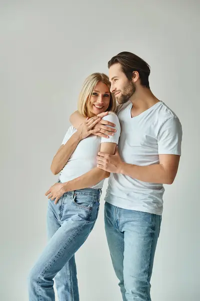 Momento Apasionado Entre Hombre Una Mujer Mientras Comparten Cálido Abrazo — Foto de Stock