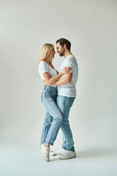 Momento Sensual Capturado Como Casal Abraça Apaixonadamente Abraço Caloroso Íntimo — Fotografia de Stock