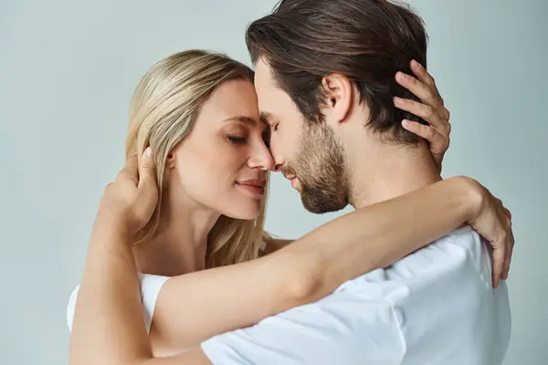 Hombre Una Mujer Apasionados Abrazándose Una Romántica Muestra Afecto Conexión — Foto de Stock