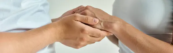 Casal Cortado Mãos Dadas Mostrando Momento Terno Conexão Romântica Intimidade — Fotografia de Stock