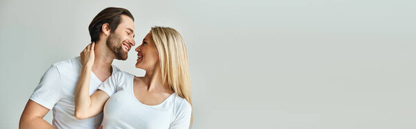 счастливая пара источает романтику, поскольку они стоят рядом друг с другом, создавая увлекательный и интимный момент, баннер