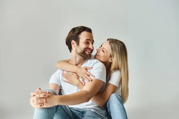 Man Woman Tightly Embrace Each Other Displaying Deep Connection Intense — Stock Photo, Image