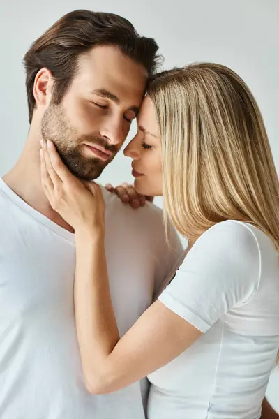 Hombre Una Mujer Apasionados Entrelazados Abrazo Amoroso Expresando Profunda Conexión —  Fotos de Stock