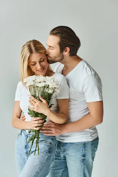 Hombre Una Mujer Exudando Pasión Romance Comparten Abrazo Íntimo Lleno — Foto de Stock