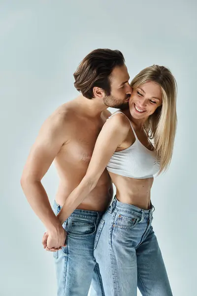印象的でセクシーなカップルは ロマンスと親密さの空気を除いて 並んで立っているので 接続の瞬間を共有しています — ストック写真