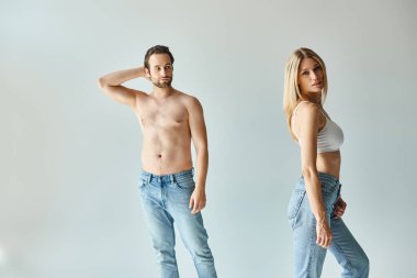Bir erkek ve bir kadın, şehvet saçıyor, birlikte duruyorlar, aralarında romantizm ve bağ kuruyorlar..