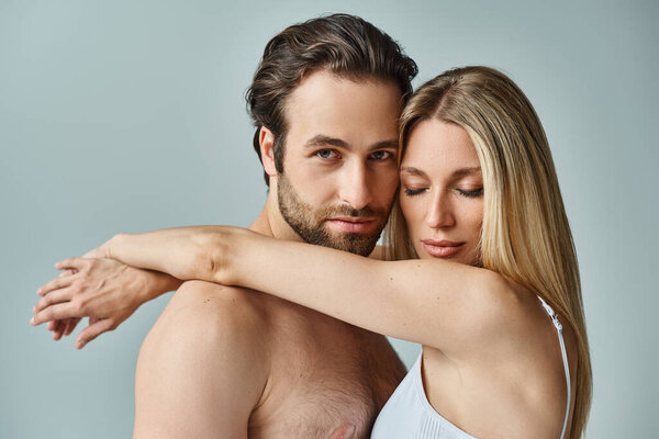 Сексуальная пара, мужчина и женщина страстно обнимают друг друга в проявлении глубокой привязанности и романтики.