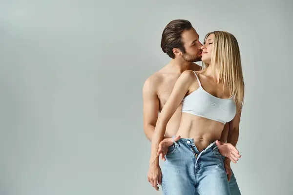Momento Intenso Romance Como Hombre Una Mujer Comparten Beso Amoroso —  Fotos de Stock