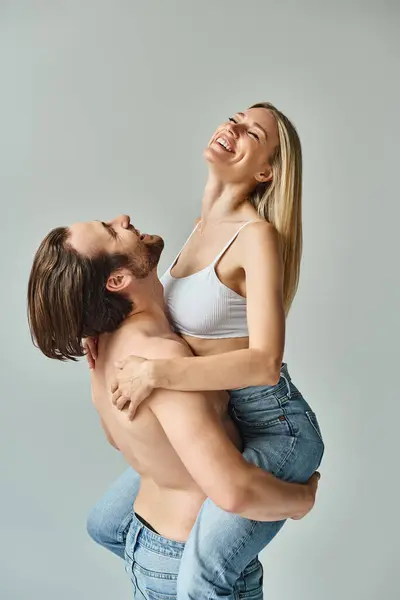 一个男人背着一个女人 拥抱一对恋爱中的性感夫妇之间的亲密关系和联系 — 图库照片