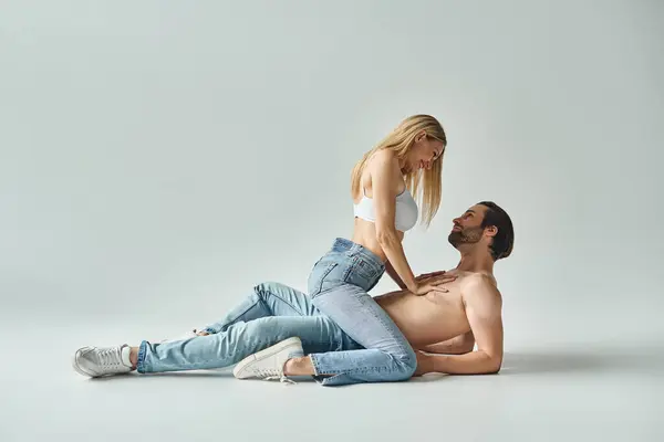 Man Woman Exuding Sensual Aura Sit Close Each Other Ground — Stock Photo, Image