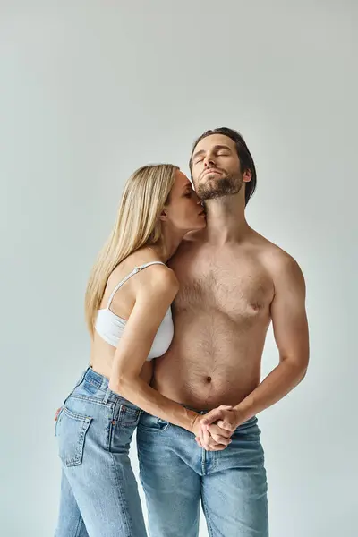 Ένας Αισθησιακός Άντρας Και Μια Γυναίκα Στέκονται Δίπλα Δίπλα Αποπνέοντας — Φωτογραφία Αρχείου