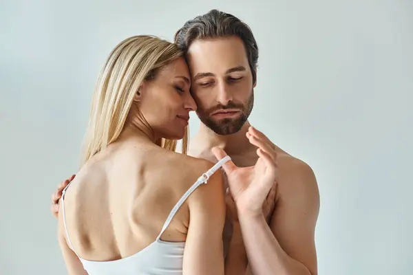 Tutkulu Bir Kadın Erkek Birbirine Yakın Duruyor Romantizm Cazibe Saçıyor — Stok fotoğraf