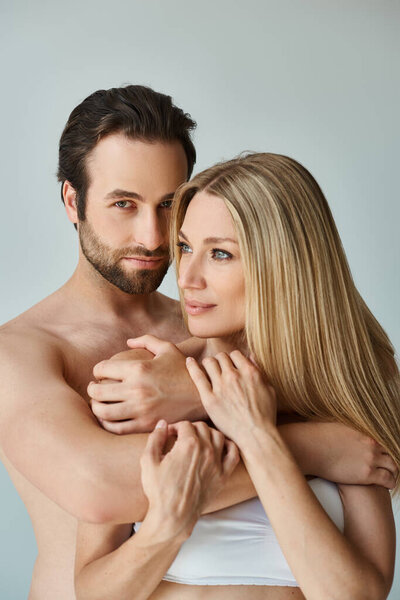 Мужчина и женщина излучают элегантность и любовь, когда они позируют для прекрасного момента, захваченного во времени.