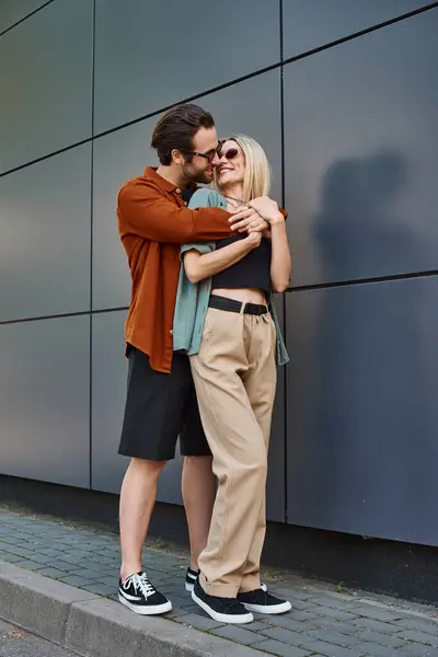 Bir Erkek Kadın Birlikte Durur Romantizm Uyumluluk Havası Yayarlar Bağlantıları — Stok fotoğraf