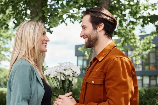 Seksi bir çift romantik bir anı paylaşır, büyüleyici bir kimya gösterisiyle birbirlerine gülümserler..