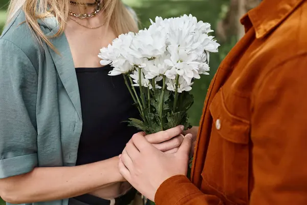 Homem Segura Buquê Flores Brancas Lado Uma Mulher Mostrando Gesto — Fotografia de Stock