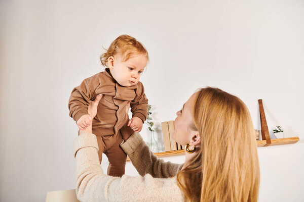 веселая молодая женщина весело и играть с маленьким ребенком сына дома, счастливое материнство