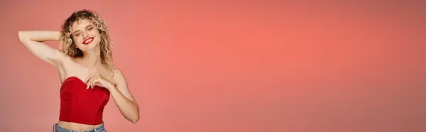 Очаровательная Женщина Смелым Макияжем Красном Топе Улыбается Закрытыми Глазами Пастельном — стоковое фото