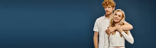 Młody Rudy Mężczyzna Obejmujący Radosne Blondynka Biały Stylowy Strój Niebieskim — Zdjęcie stockowe